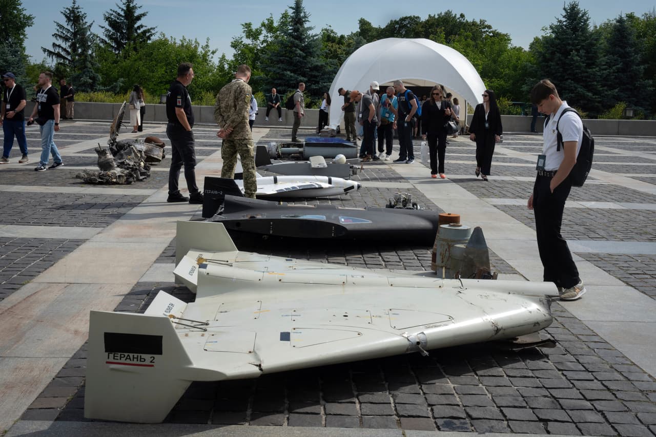 Visitantes examinan drones rusos dañados durante la Conferencia Internacional sobre la Ampliación de las Sanciones a Rusia, en Kiev, Ucrania, el 27 de junio de 2025.