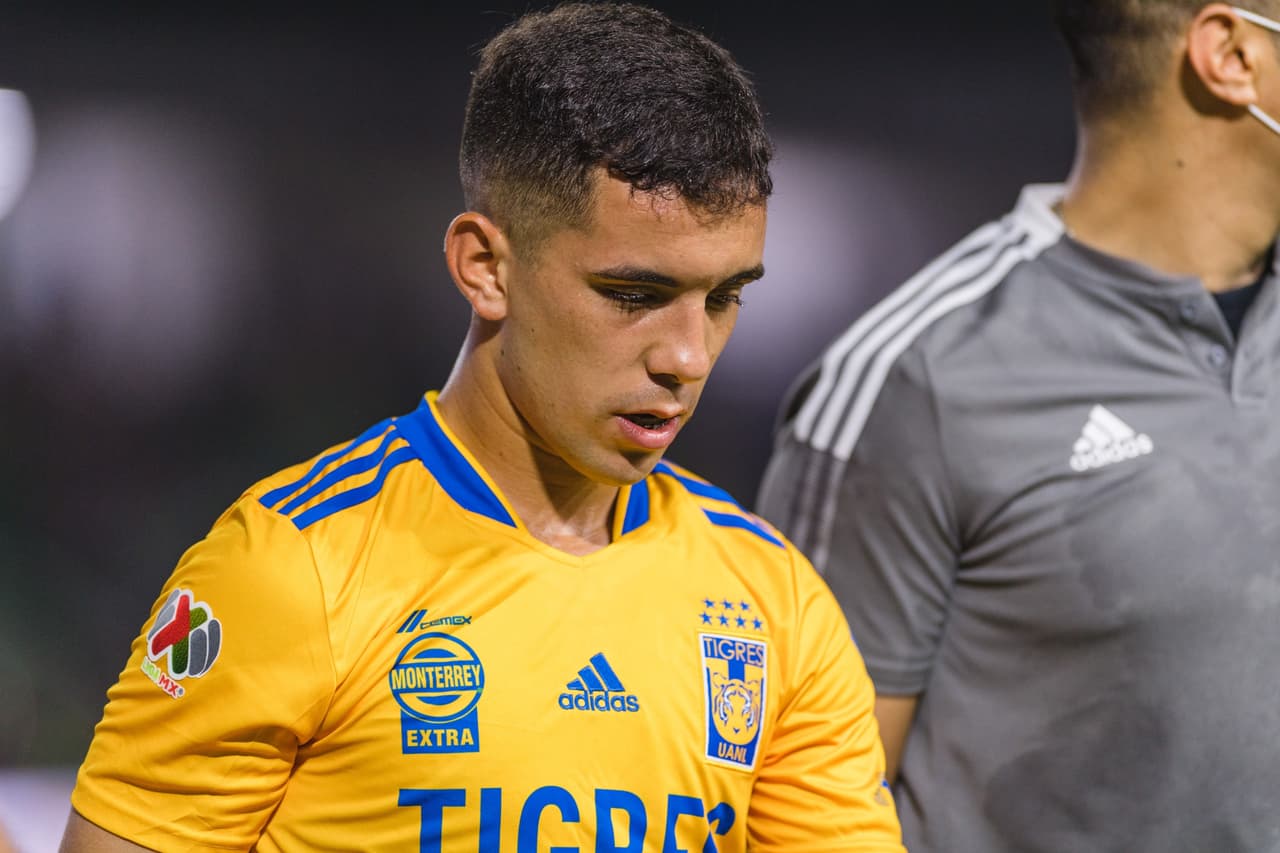 En apenas 4 minutos de juego, Leo Fernández presentaba molestias en una de sus piernas, lo que obligó a Miguel Herrera a hacer el primer cambio.