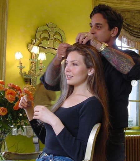 "[...] El día en que lo conocí fui con la intención de cambiar mi look radicalmente y quería cortármelo a los hombros. ¡Su respuesta fue un rotundo NO! “¡Tu cabello es Thalía, es tu trademark!” ¡Eres de las pocas que conozco con ese largo natural!” ¡Jamás me lo cortó más de dos dedos! [...]", recordó la intérprete.