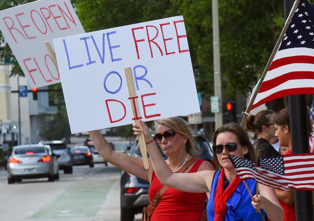 <b>“Vive en libertad o muere”</b>, se lee en el cartel, visto en una protesta en Orlando, Florida, el 17 de abril. El republicano Ron DeSantis, gobernador de este estado, permitió la relajación de las restricciones de distanciamiento social en algunas zonas del estado.