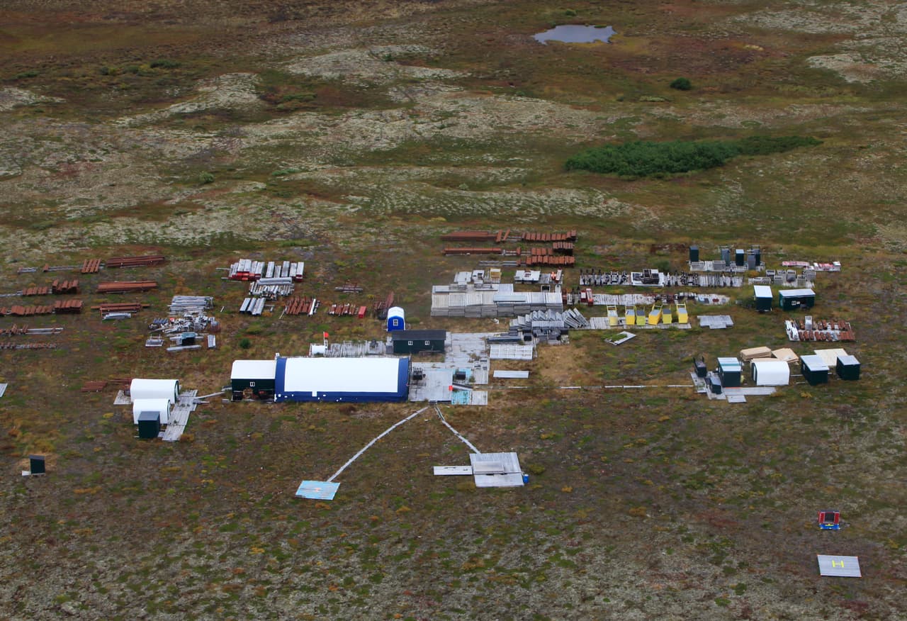 El campo minero es actualmente pequeño, pero si se desarrolla, la mina (llamada Pebble Mine) sería una de las minas a cielo abierto más grande del mundo, con una huella minera del tamaño de Manhattan. El proyecto, que estaba estancado bajo la administración de Obama, ahora está reiniciando el proceso de permisos.