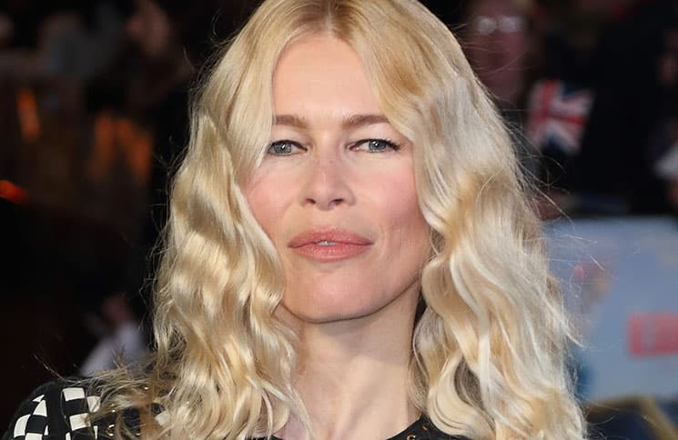 Regia: así luce en este primer plano Claudia Schiffer, quien se encuentra casi totalmente retirada del mundo del modelaje y dedicada a la familia que creó con el cineasta Matthew Vaughn (X-Men: First Class), sin embargo, sigue luciendo un cutis radiante y luminoso en el que el paso del tiempo solo acentúa su belleza teutona.