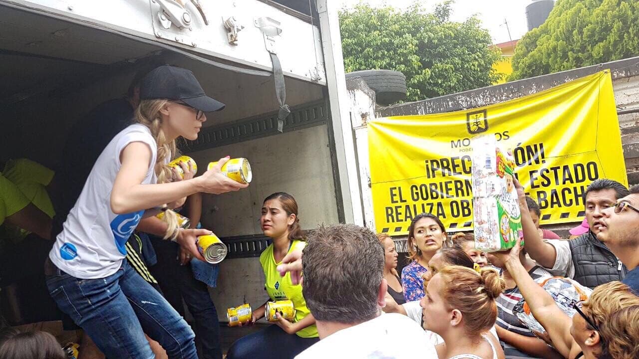 Encabezando los esfuerzos de su Fundación: Gaia Planeta Azul, Belinda llevó víveres y consuelo a pobladores del municipio de Jojutla, en Morelos, México.