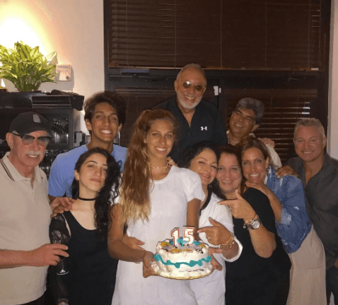 En la celebración de los 15 años de Lina, el pasado 3 de agosto, Lorenzo Luaces estuvo con la familia como evidencia esta foto en la que posó a la izquierda de Emilio Estefan.