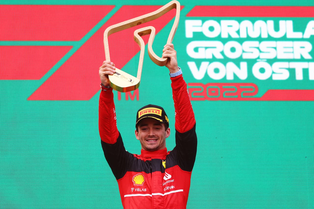 Charles Leclerc conquistó el GP de Austria por delante de Max Verstappen y Lewis Hamilton, en una carrera donde el mexicano Checo Pérez abandonó varias vueltas después de un roce que tuvo con George Russel, quien fue sancionado, y en la que Carlos Sainz también abandonó por una falla en el motor.