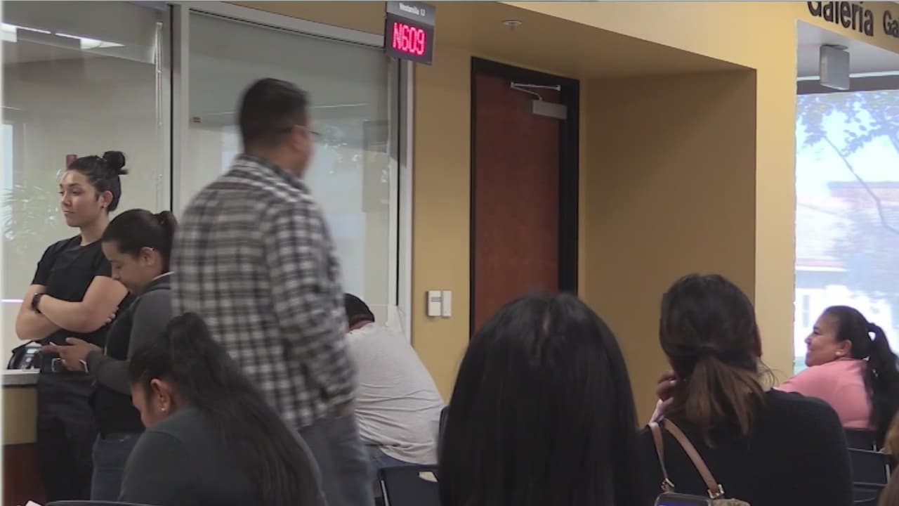 Una televidente denunció que a través de redes sociales se realiza la venta de citas para el Consulado de México en Sacramento con un costo de hasta $85 por trámite. Las autoridades hacen el recordatorio de que las citas son gratuitas y piden no usar gestores.