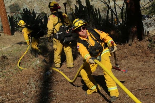 Durante 5 días más de 1000 bomberos por aire y tierra han tratado de contener las llamas en las colinas de Glendora sin éxito, pero son optimistas de que el fin se acerca esta semana. El incendio conocido como Colby Fire, dejó en claro que las condiciones climáticas de California hacen del estado una zona explosiva, con una sequía que ha superado los históricos. Más información: Incendio en Glendora, terror en las montañas del Valle de San Gabriel