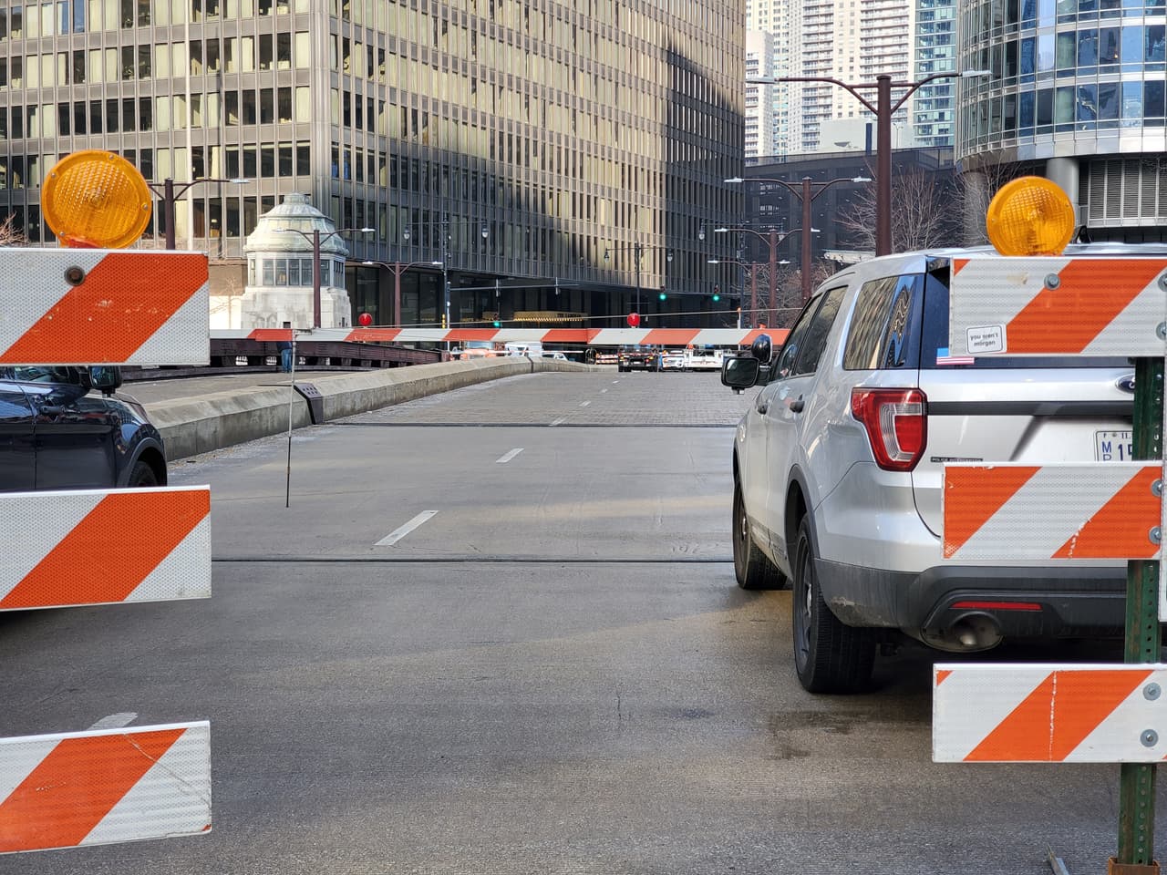La policía dijo que la mujer no resultó herida y fue detenida, con cargos pendientes.