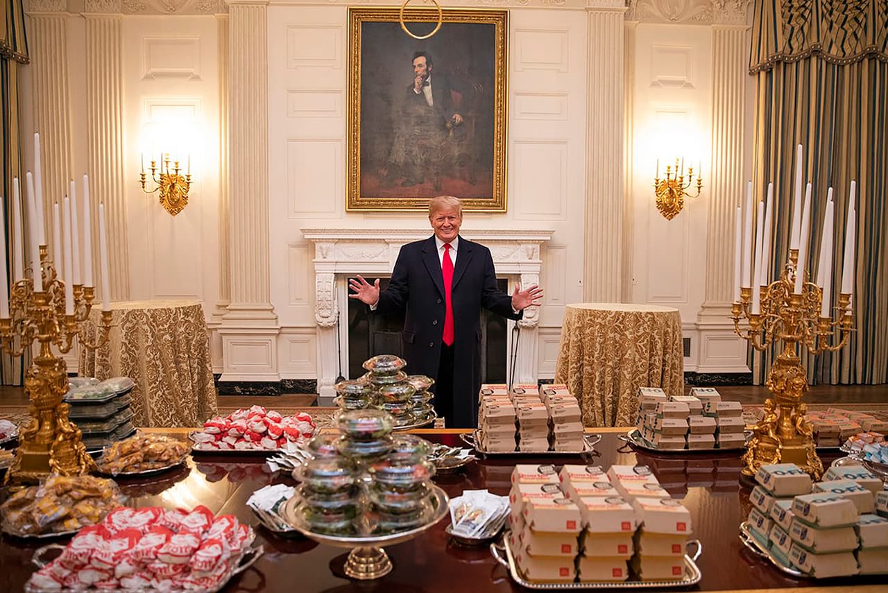 La cuenta de Twitter oficial de la Casa Blanca reseñó el banquete de comida chatarra. “Temprano esta noche, el presidente @realDonaldTrump invitó al equipo de fútbol de los Clemson Tigers a cenar en el comedor estatal”, dice
<a href="https://twitter.com/WhiteHouse/status/1084988299041738752"> la publicación.</a>