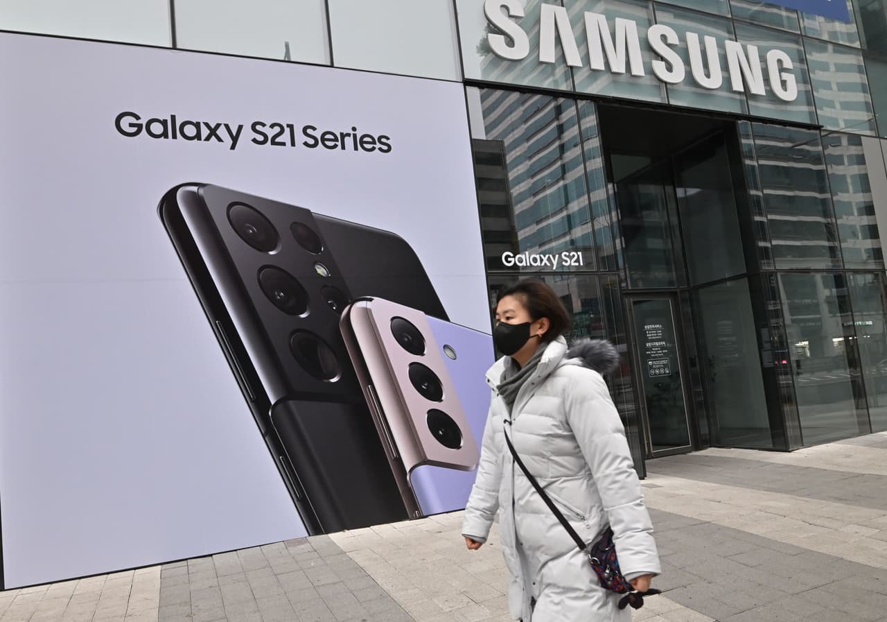 <b>Puesto 5. Samsung</b>
<br>
<br>Valor de la marca en 2021: 102,600 millones de dólares.
<br>
<br>Cambio en el valor de la marca de 2020 a 2021: +8.6% (+8,100 millones de dólares).
<br>
<br>Sector: tecnología.
<br>
<br>País: Corea del Sur.
<br>
<br>Es una de las cinco marcas en el mundo con un valor de más de 100,000 millones, y la única ubicada fuera de Estados Unidos. 
<br>
<br>Al igual que otras empresas de tecnología, el negocio de Samsung se benefició de la pandemia, ya que muchos compraron computadoras y otros dispositivos para trabajar desde casa.