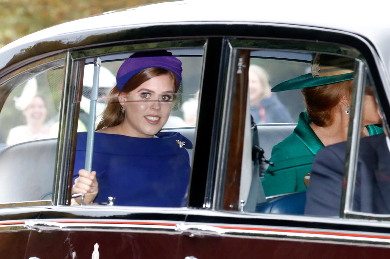 Faltando menos de 20 minutos para que comenzara la ceremonia, la princesa Beatrice, hermana mayor de la novia y dama de honor, llegó en compañía de
<b><a href="https://www.univision.com/entretenimiento/realeza/pizza-y-pasta-la-dieta-de-sarah-ferguson-de-cara-a-la-boda-de-su-hija-la-princesa-eugenie-fotos"> su madre, Sarah Ferguson</a></b>.