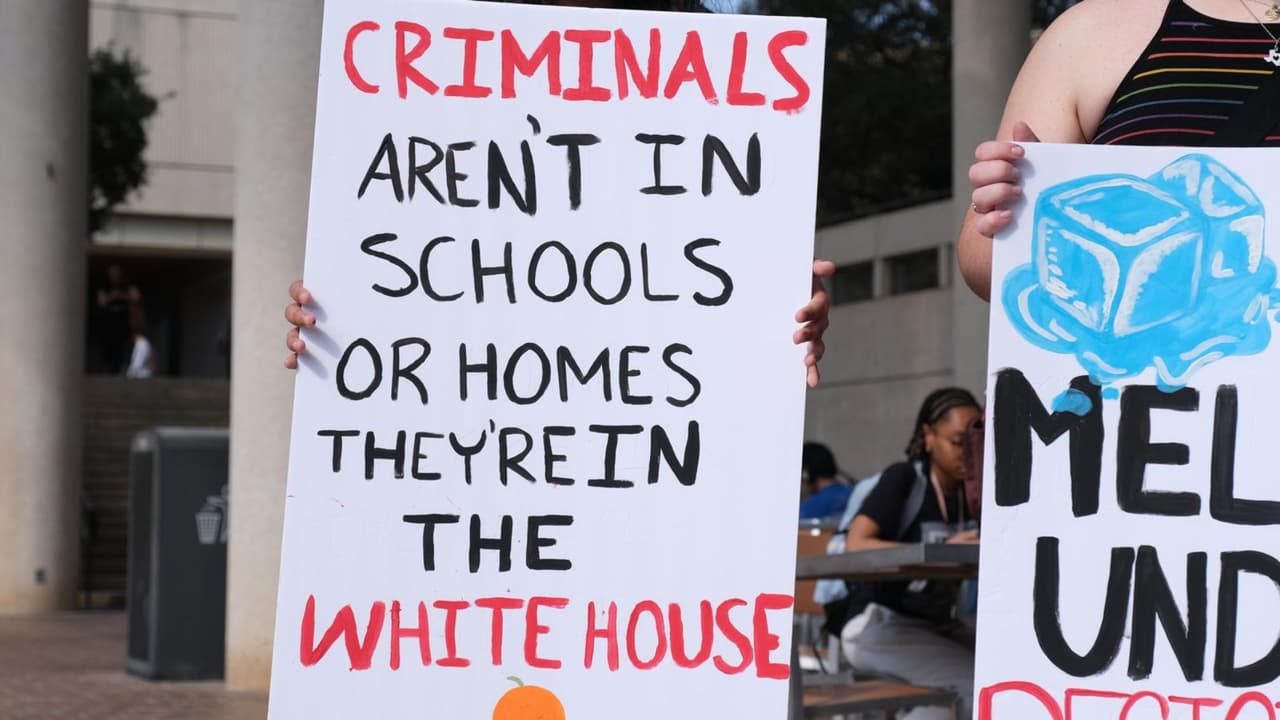 En otro letrero, un estudiante menciona que los criminales están en la Casa Blanca y no en las escuelas. El alumnado dijo sentirse decepcionado de UTSA porque la universidad sí cooperaría con autoridades migratorias en caso de que quieran entrar.