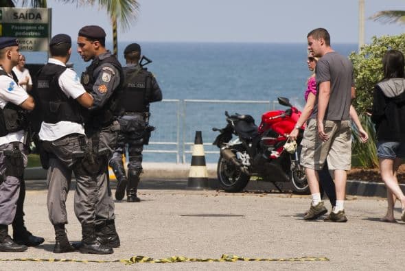 Los delincuentes iban en varios vehículos y motocicletas.