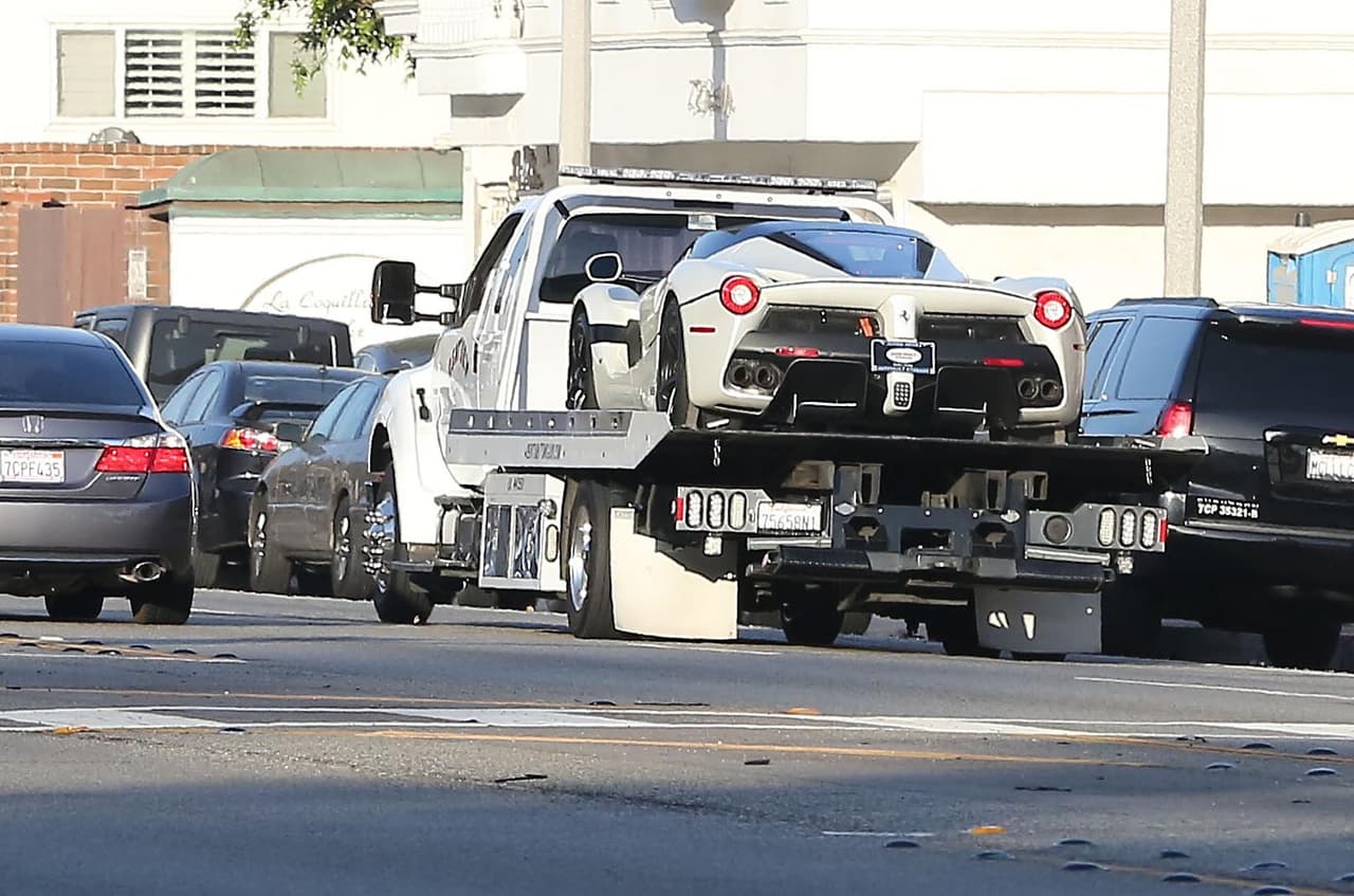 Como piloto de Fórmula Uno y cuatro veces campeón de la máxima categoría, Lewis Hamilton es un apasionado de los autos. Su colección está integrada por modelos de las marcas McLaren, Porsche, Zonda, Ferrari y, obviamente, Mercedes-Benz.