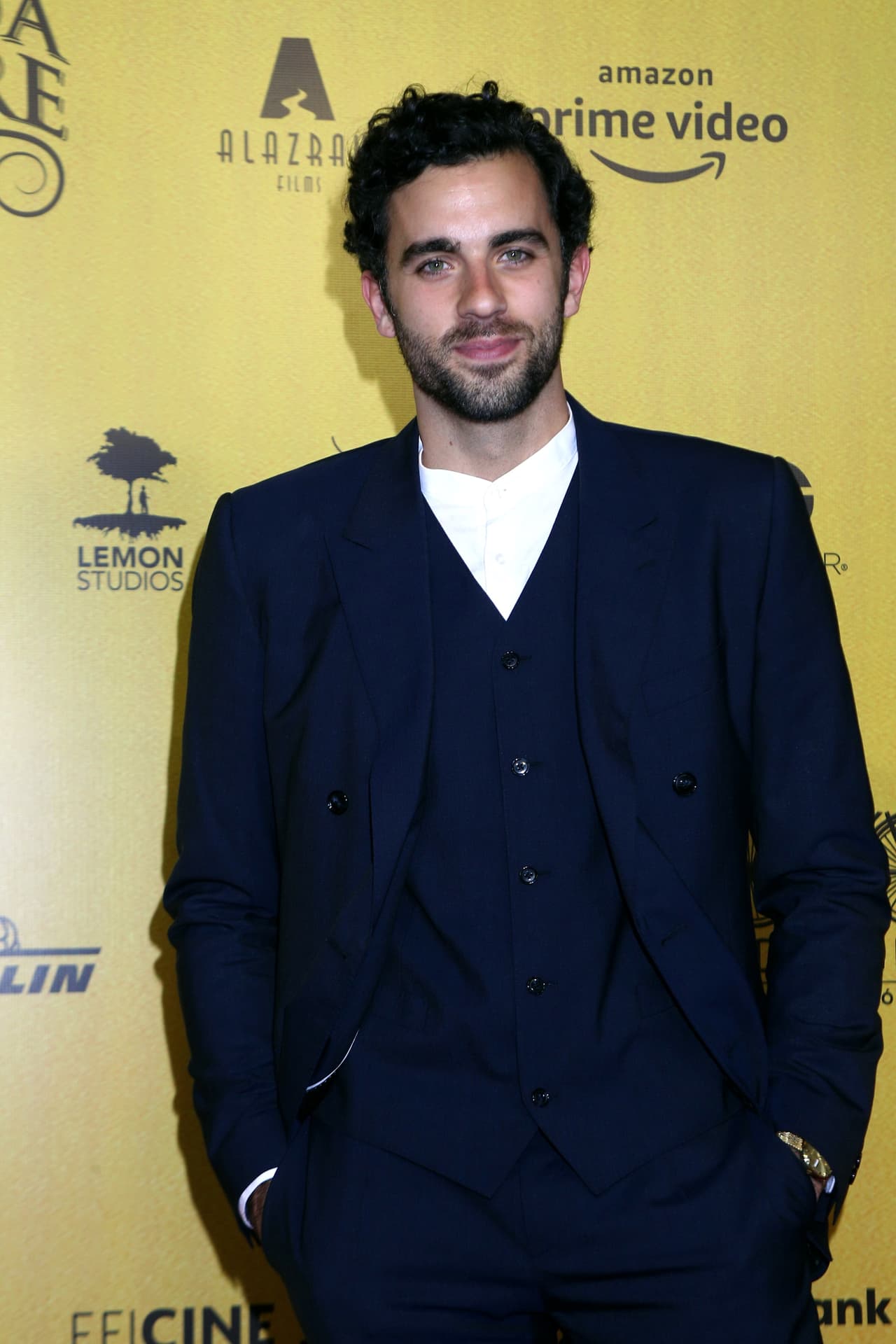 Sobre las escenas románticas con Minor (foto), Amozurrutia dijo: "José Pablo 
<b><a href="https://www.univision.com/famosos/jose-pablo-minor-esta-listo-para-realizar-las-escenas-de-besos-en-el-remake-de-cuna-de-lobos-fotos" target="_blank">es un tipazo</a></b>; de hecho, es muy amigo de mi hermano, entonces se dieron muy bien las escenas, muy profesionales ambos, trabajando de forma natural".