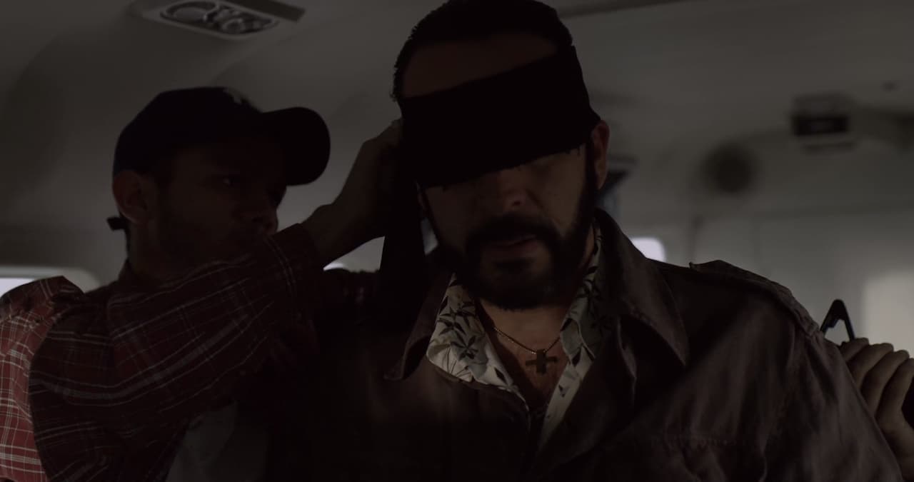 Otra camioneta estacionada en plena camino y custodiada por seis sicarios armados lo esperaba. Los hombres lo revisaron y le vendaron los ojos. Arrancaron con rumbo a Ciudad Juárez.