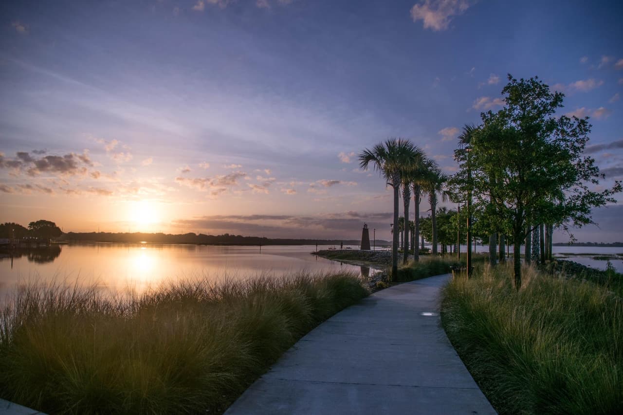 <b>Lakefront Park</b>
<br>Este parque de Kissimmee cuenta con muchas amenidades como muelle para pescar, mesas de picnic, puntos de observación de vida silvestre, asadores y más.
<br>201 Lakeview Drive Kissimmee, FL
<br>Horario: 7:00 AM a 10:00 PM