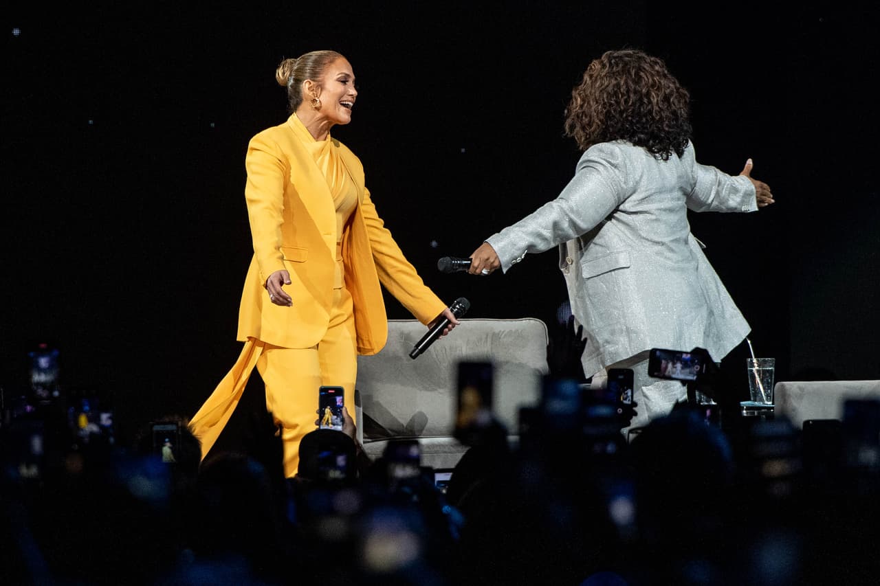 En otros temas, Oprah le preguntó si le habían sorprendido
<b><a href="https://www.univision.com/noticias/estados-unidos/presentan-mas-de-1-300-quejas-por-el-espectaculo-de-jennifer-lopez-y-shakira-en-el-super-bowl"> las 1,300 denuncias que hubo contra el espectáculo </a></b>q ue junto a Shakira ofreció en el Super Bowl 2020.