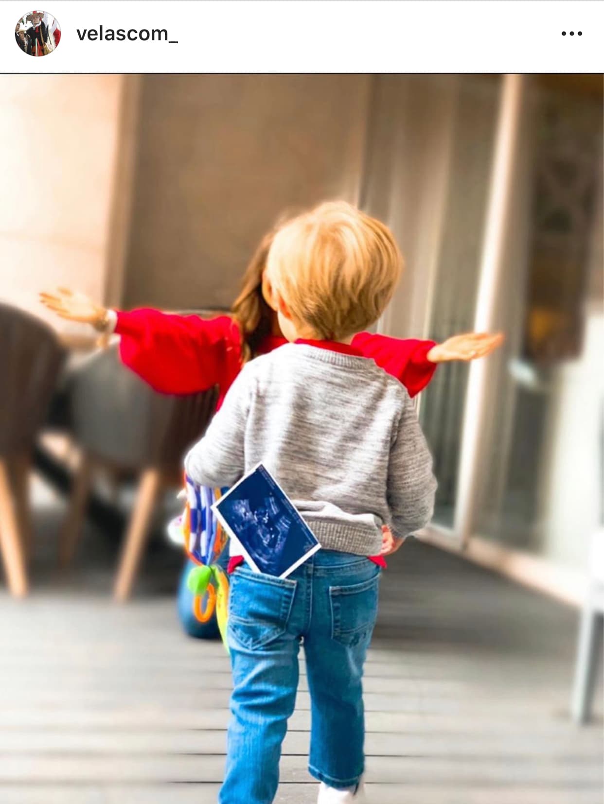 "
<b>¡Nuestra familia crece!</b> ¡Le damos gracias a Dios por esta gran bendición!", informó con
<b><a href="https://www.instagram.com/p/B4LKKKYDmMm/" target="_blank">esta imagen</a></b> en la que se ve a su hijo de pie con la foto de un ultrasonido en un bolsillo. En esa publicación, Anahí le comentó: "Te amo".