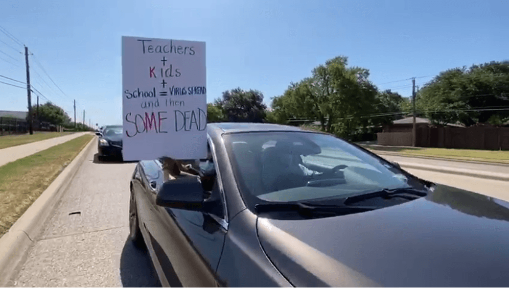 Las pancartas mostraban mensajes de preocupación por la seguridad de los maestros y los niños en las escuelas.
<br>