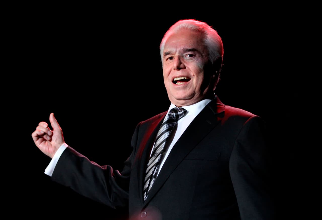 Por otro lado, el matutino 
<b><a href="https://twitter.com/saleelsoltv/status/1192827608699785216" target="_blank">'Sale el sol'</a></b> transmitió este viernes 8 de noviembre otras declaraciones del roquero ofrecidas en una rueda de prensa. Allí, envió una señal obscena a la institución mexicana: "Esto es lo que le voy a dar también al SAT; esto es lo que tiene el SAT de mí", dijo.