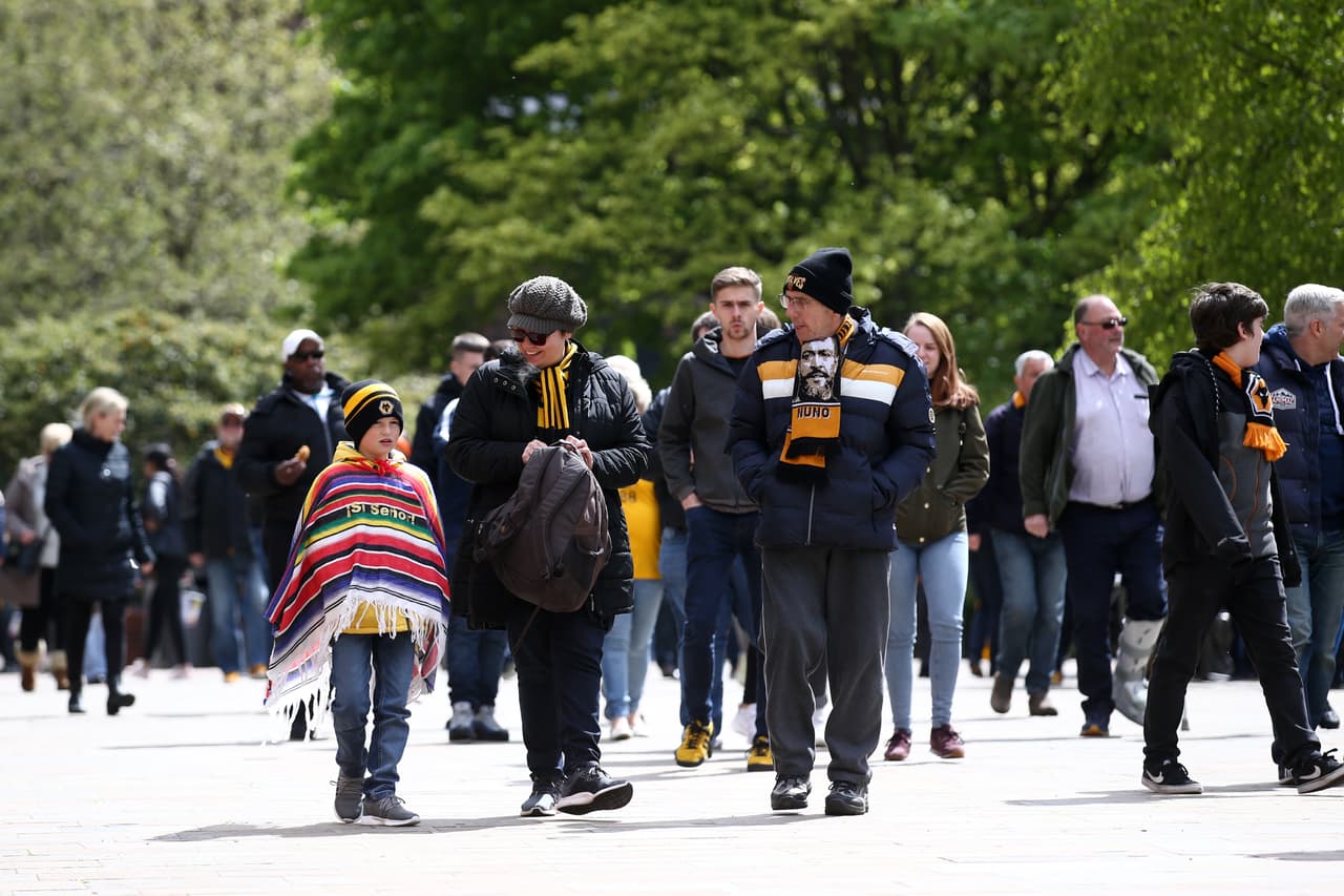 Después de la visita de Sin Cara a Raúl Jiménez, este viernes, los fanáticos de los Wolves llegaron al Molineux este sábado con máscaras del luchador y prendas típicas mexicanas que montaron un colorido ambiente para enfrentar al Fulham en la Premier League.