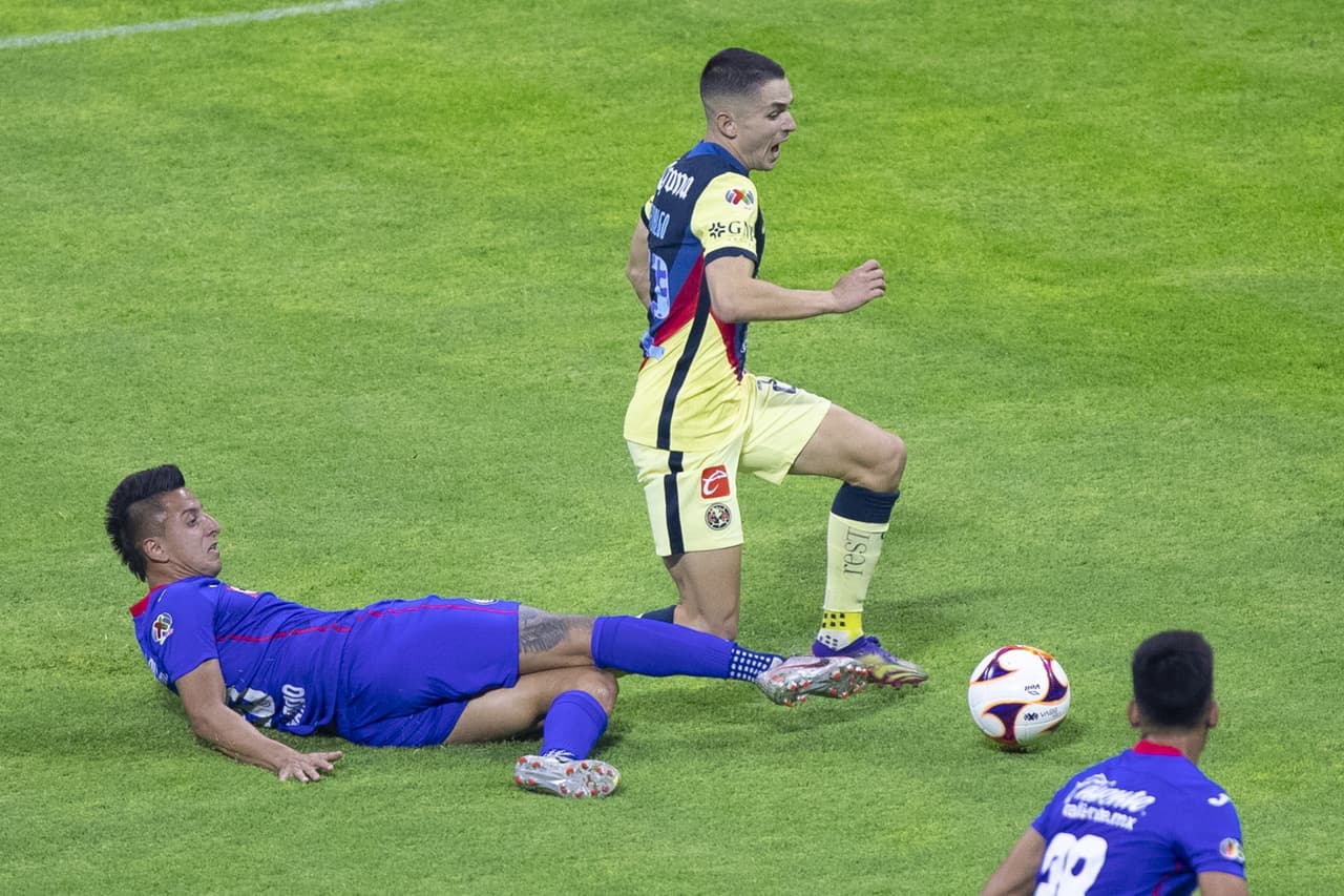 Roberto Alvarado cometió la falta sonre Álvaro Fidalgo que derivó en el penal para el América.