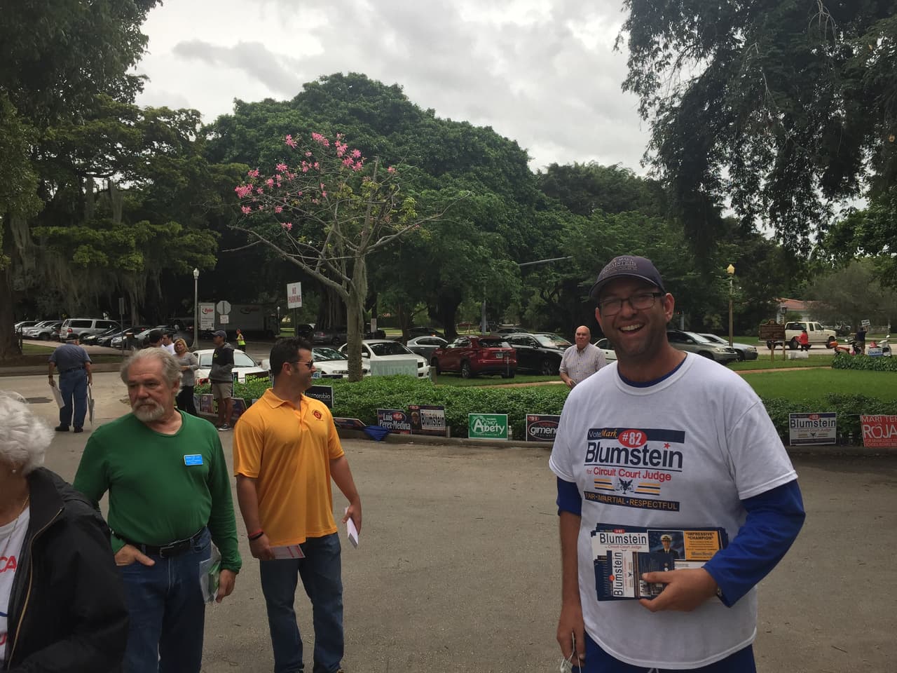 Gerardo Blumstein haciendo campaña en la biblioteca de Coral Gables, Miami, por su hermano Mark, candidato a juez de condado.