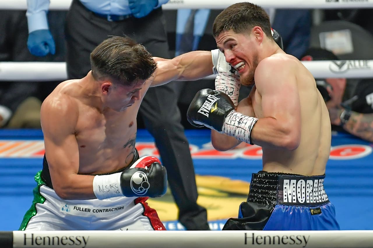 Previamente, Aaron Silva dio la sorpresa al derrotar por TKO al favorito Alexis Espino en cuatro rounds tras una serie de golpes que no fueron respondidos por su rival y así mantener el invicto.