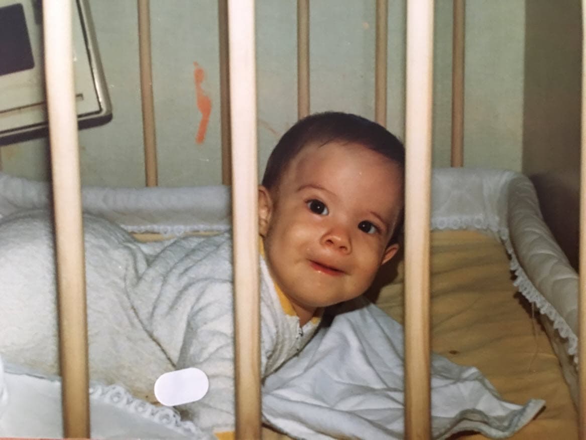 "Feliz Día del Niño... cuasi feto en esta imagen", su humor negro es una de sus características.