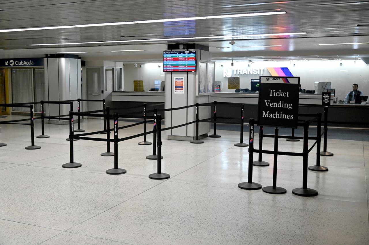 Penn Station, donde regularmente hay cientos de personas al unísono, se ve ahora así.