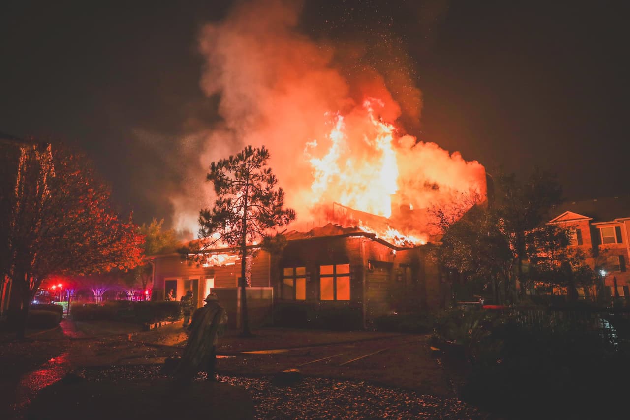 Personal de dos Departamentos de Bomberos acudió a combatir las llamas al complejo de apartamentos Grand Cypress, al noroeste de Houston.