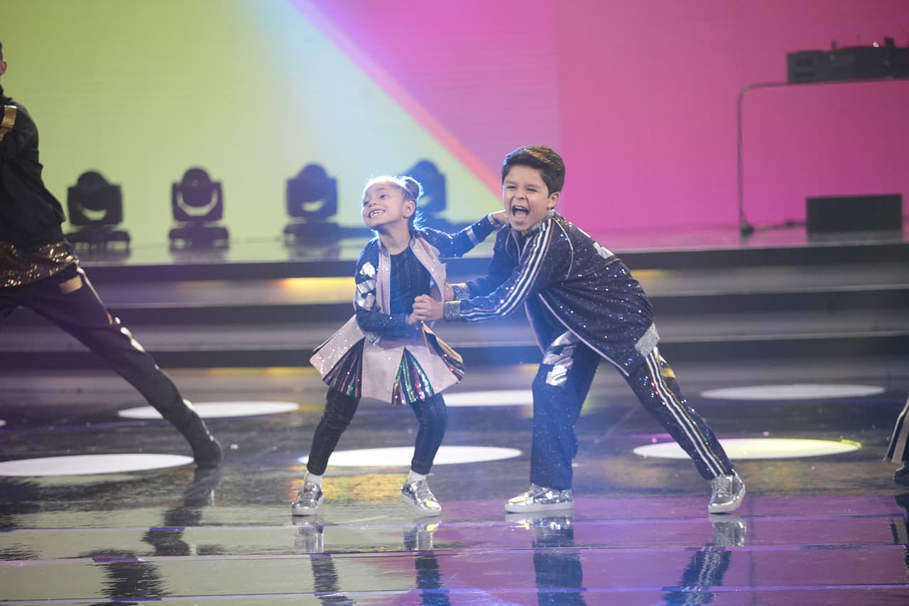 Paulo la cuida y hace que su compañera de baile luzca lo mejor posible.