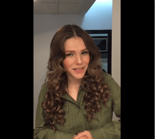 La bellísima Kika Edgar interpretó 'El Rey' para decirle adiós a un grande como Chente.