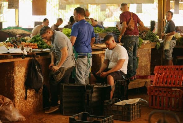 Un grupo de comerciantes venden hortalizas en el Mercado Agropecuario en el barrio Vedado de La Habana.