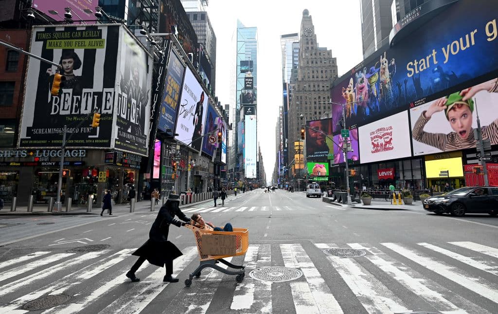 <b>Time Square </b>es transitado diariamente por más de medio millón de personas; sin embargo, estas calles de Nueva York hoy lucen casi desiertas.
