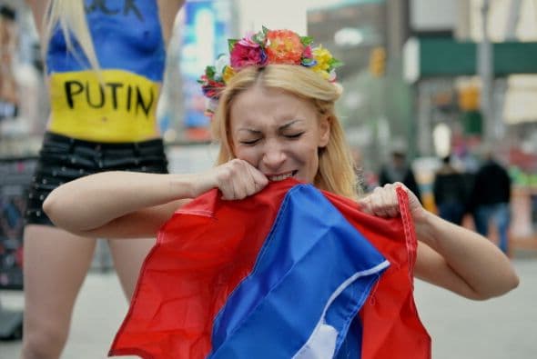 Varias mujeres activistas del grupo FEMEN de Ucrania llegaron a Times Square con mensajes de odio escritos en su cuerpo semi desnudo para protestar contra la intervención de Russia en ese país. 