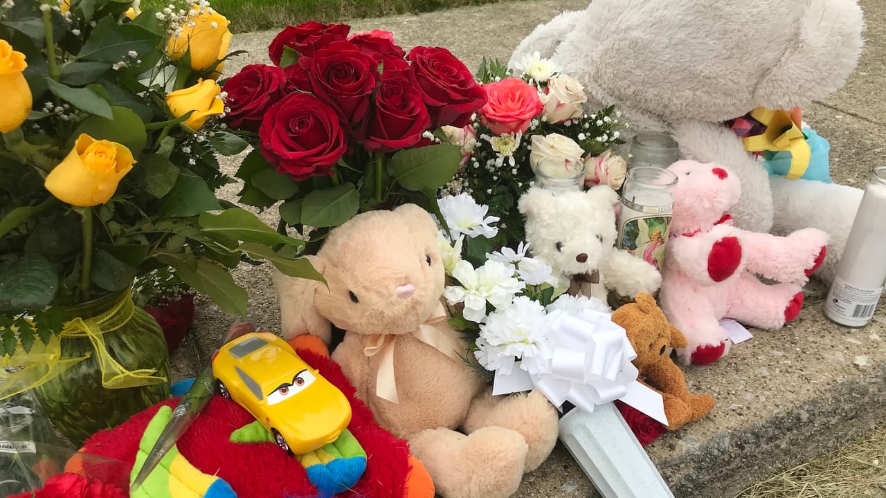 El altar se ubica a media cuadra de distancia de la vivienda que 
<a href="https://www.univision.com/local/chicago-wgbo/interrogan-a-personas-de-interes-en-caso-de-desaparicion-de-adolescente-embarazada-marlen-ochoa-uriostegui">el martes fue allanada por la policía</a>.