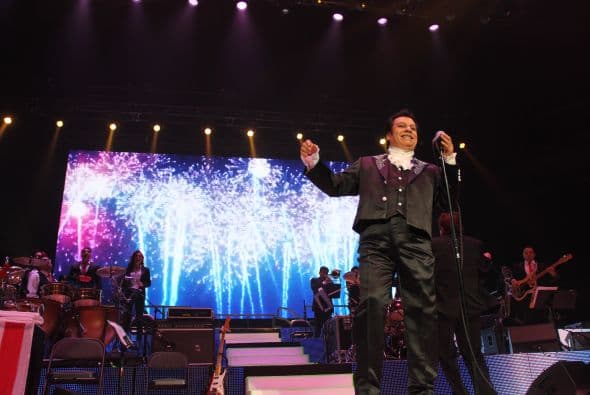 El Divo de Juárez, Juan Gabriel, hizo retumbar Phoenix con su música, su voz y sus bailes, enloqueciendo a miles de fans que llenaron el US Airways Center. Con un "¡Viva México!", Juanga arrancó su gira de conciertos del tour "Volver" ante un auditorio repleto que respondió con la misma pasión. Este ícono mexicano deleitó al público con sus grandes éxitos como "Querida", "El Noa Noa", "Inocente pobre amigo," y "Amor Eterno" entre muchos otros. El cantante se entregó por entero a sus seguidores, quienes cantaron, bailaron, lloraron y hasta aprovecharon para tomarse una selfie en un espectáculo que fue divertido y emotivo a la vez.