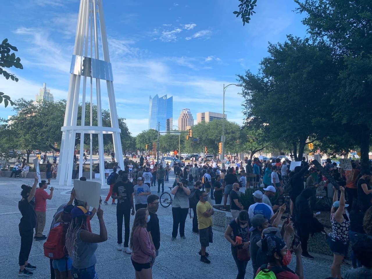 Se escuchaban cantos de “Black Lives Matters” y “No justice, no peace” en Travis Park en memoria de George Floyd y otras personas afroamericanas v´íctimas de brutalidad policiaca.