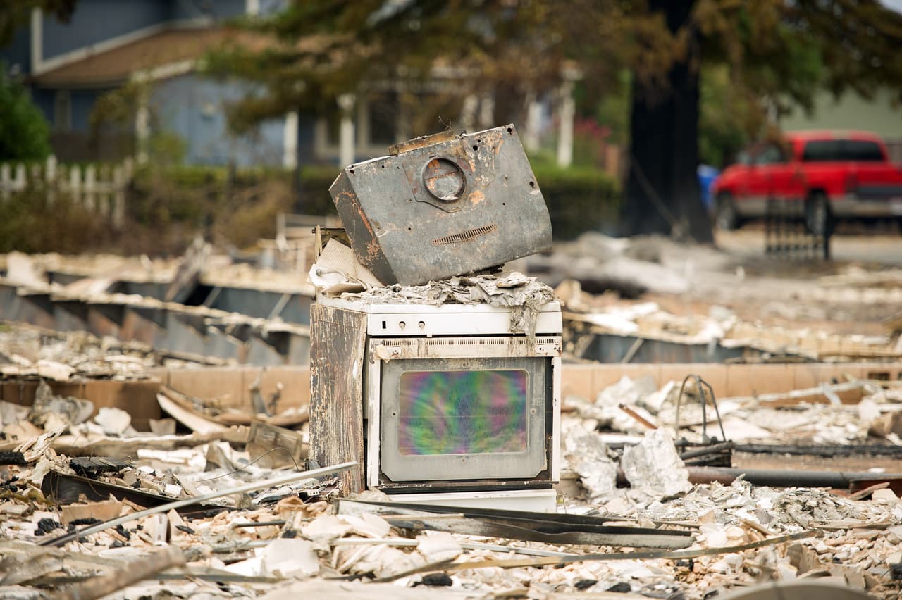 El incendio ha consumido más de 60,000 acres y ha destruido cientos de casas en el norte de California.