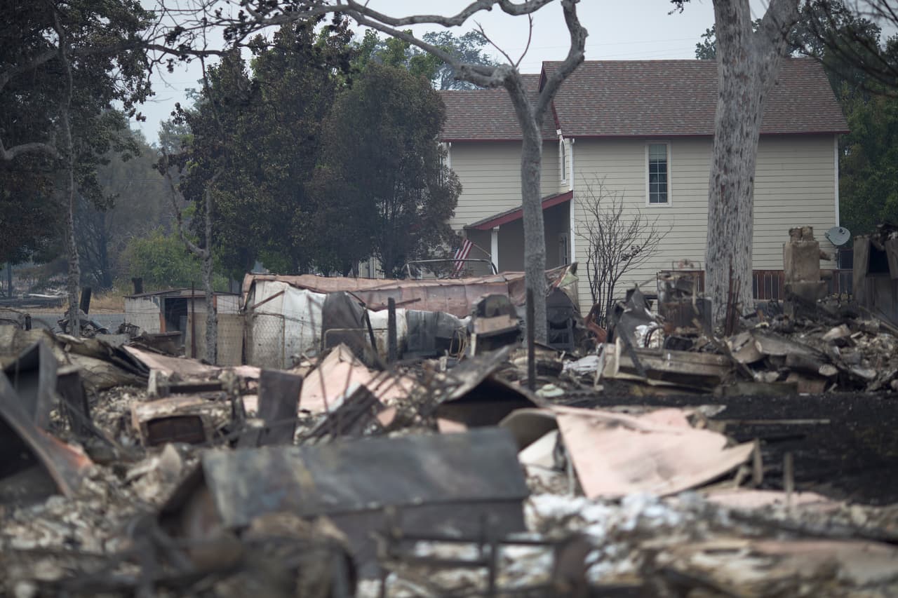 El incendio ha consumido más de 60,000 acres y ha destruido cientos de casas en el norte de California.