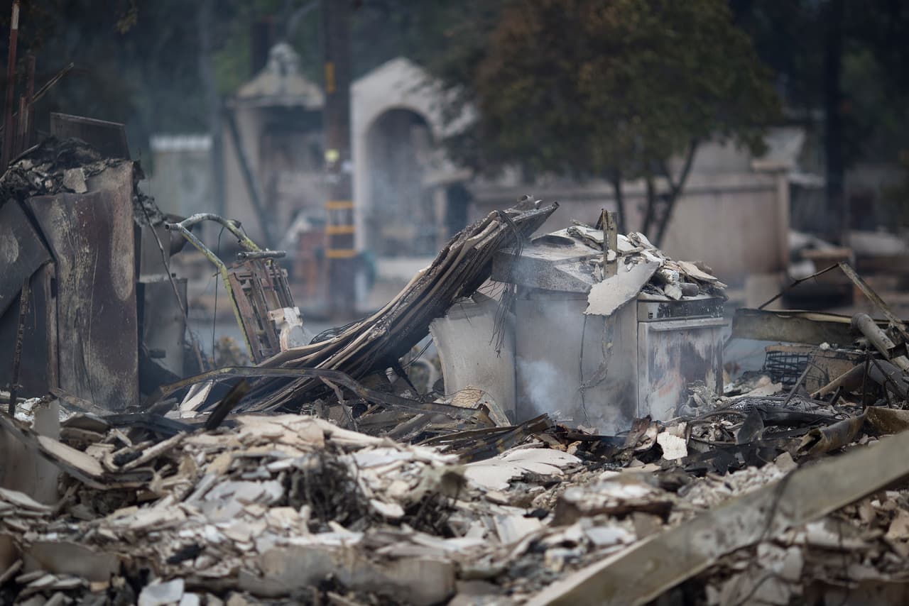 El incendio ha consumido más de 60,000 acres y ha destruido cientos de casas en el norte de California.