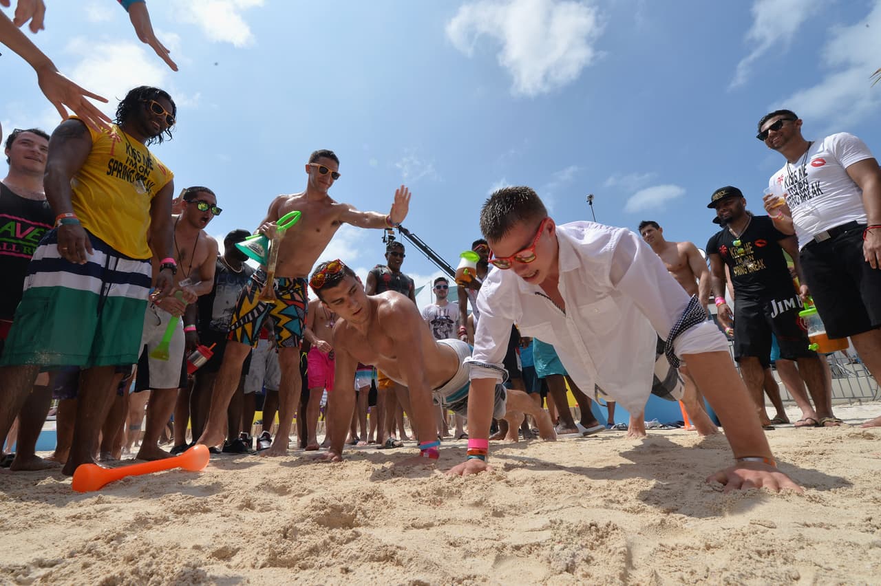 'Spring breakers' estadounidenses cantan gritos a favor del muro en Cancún, provocando la ira de los locales 