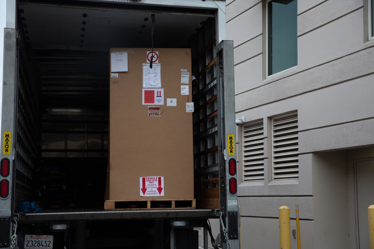 Los congeladores para la vacuna contra el coronavirus llegaron a un centro médico de Kaiser Permanente del Norte de California el viernes 11 de diciembre.