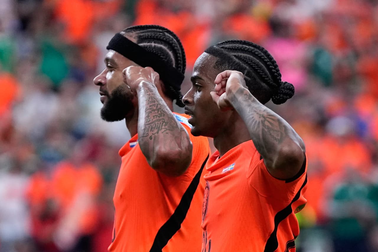 Los holandeses Crysencio Summerville y Memphis Depay (izquierda) celebran juntos el triunfo ante Suecia.