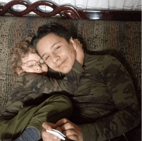 Es hermano del también actor Adrián Escalona, quien se dio a conocer al participar en 'Amores verdaderos' (2013).