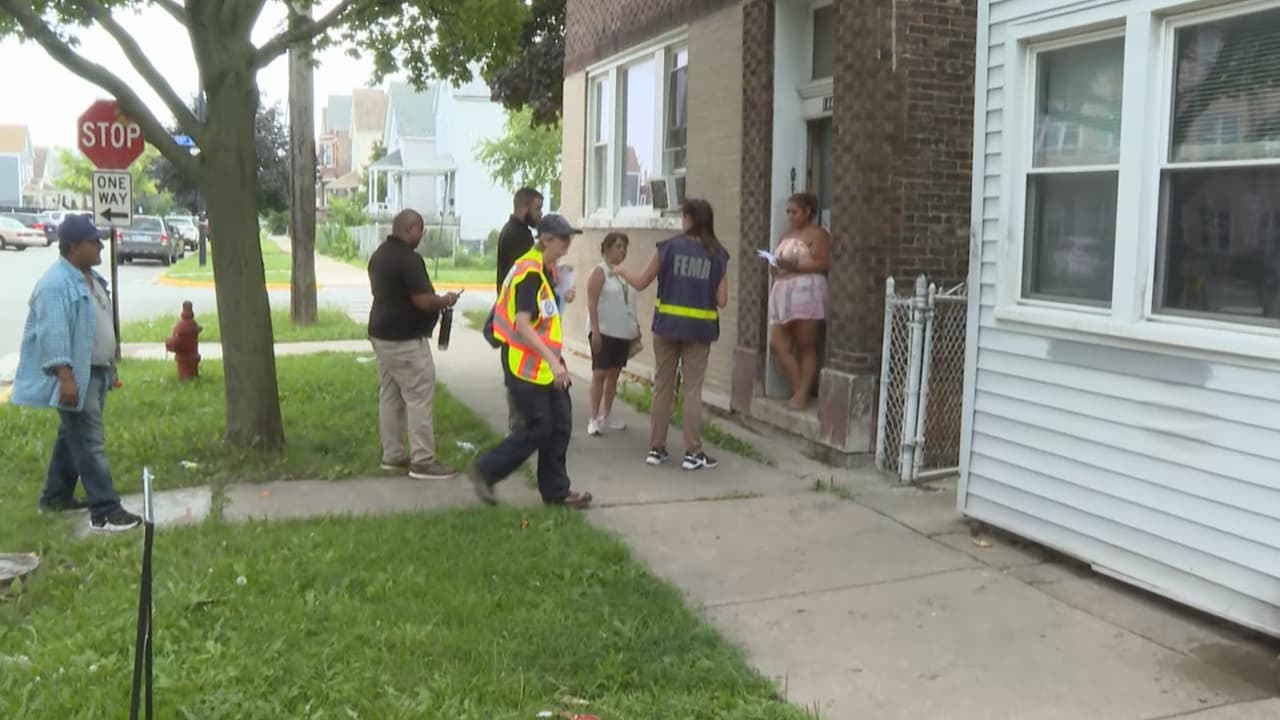 El portavoz de FEMA pidió a las personas indocumentadas no temer de hablar con ellos y compartir la información sobre los daños. Ya que ellos solo están enfocados en los estragos que dejaron las inundaciones.