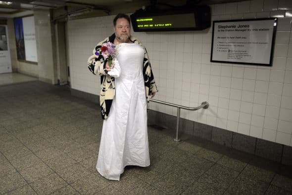 Las novias de marzo se inició en 1999 como un evento Cacophony Sociedad anual que tiene lugar el 15 de marzo, la intervención pretende ser una parodia de las bodas en la cultura occidental. El evento forma parte de un teatro de la calle con hombres y mujeres vestidos con trajes de novias, que salen a las calles de Nueva York y posan en diferentes puntos de la ciudad.