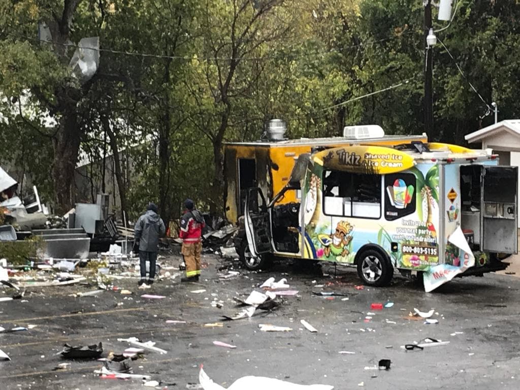 Siete edificios resultaron afectados en una serie de explosiones de camiones de comida la madrugada del jueves en un área al norte del campus de la Universidad Estatal de Texas, según funcionarios de la ciudad.